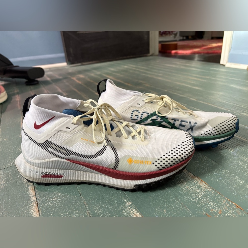 Nike GORE-TEX White and Red woman’s trail running shoes